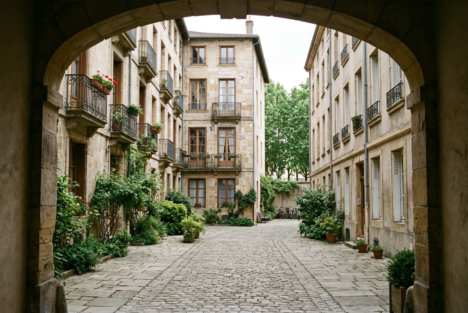Cour intérieure d'un immeuble à Roanne